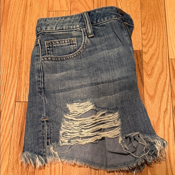 Fashion Nova Distressed Denim Shorts - Picture 4 of 4